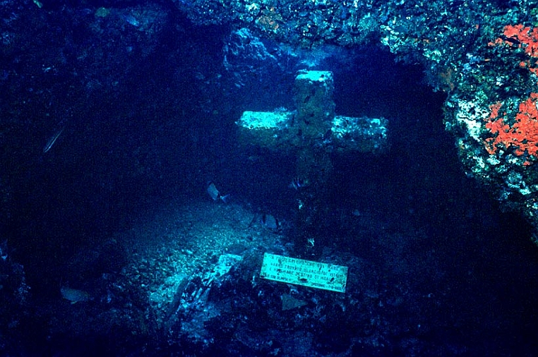 82 passaggio.jpg - ...dove il Gruppo subacqueo "Olimpia" di Spotorno ha posto una croce...